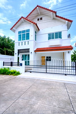 เช่าบ้านเดี่ยว ชลบุรี : ใกล้ เจพาร์ค ศรีราชา 500 ม. บ้านเดี่ยวหรู 2 ชั้น 3 นอน 100 ตร.ว. 300 ตร.ม. หลังมุม สภาพสวย ทำเลศรีราชา . ศรีราชาะนิคมอุตสาหกรรม