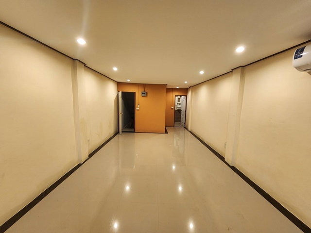 รูป ติดตลาด เปิดซิง MRT รัชดาภิเษก 2.1กม. ลาดพร้าว 60-64 เดินถึง MRTโชคชัย 4 299ม. 6-8นอน 4ชั้น 6น้ำ 6แอร์ Hostel Airbnb ตรงข้าม ตลาดอินดี้ - รูปที่ 4/8