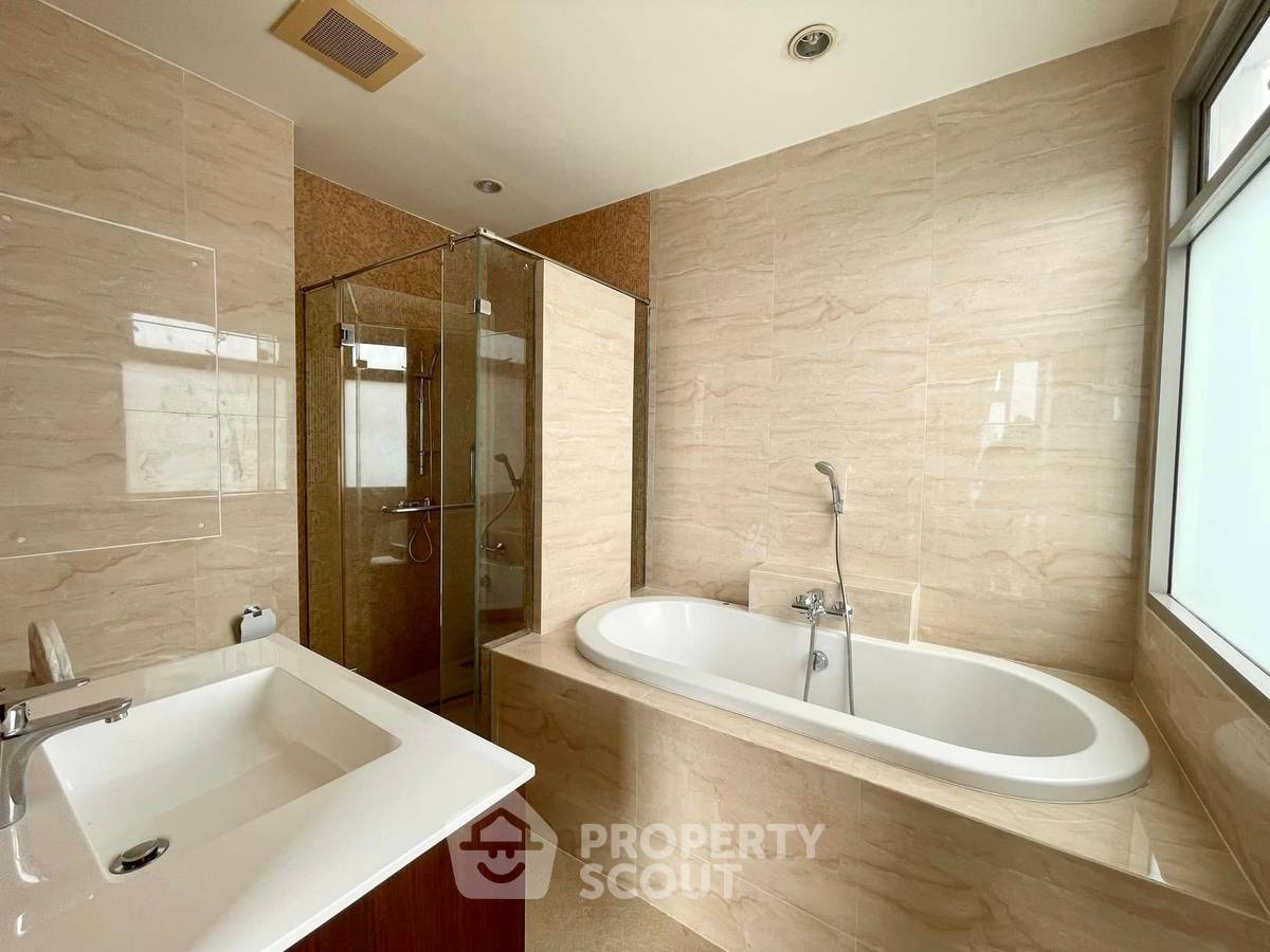 picture 3-BR Condo at The Madison near BTS Phrom Phong (ID 1412884) - 12/19