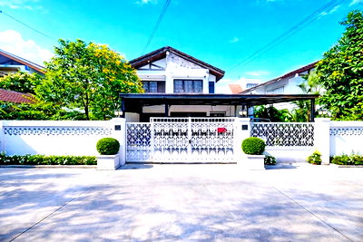 เช่าบ้านเดี่ยว กรุงเทพมหานคร : ลาดพร้าว 5-6นอน 2น้ำและ รร.สตรีวิทยา2 1กม ใกล้ BTSเสนานิคม จอดรถ5คัน. บ้านเดี่ยว 90 ตร.ว. 300ตร.ม.