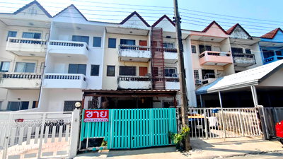 Shophouses for sale Yamjard Vichanusorn School : Three-story shophouse for sale, 23 sq.wa., good location, Soi Ramintra 8.