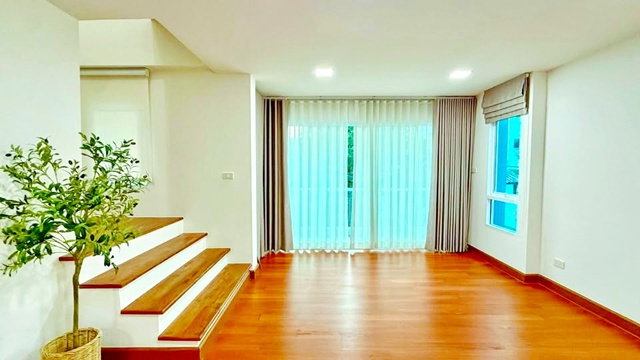 รูป ซีคอนสแควร์ ศรีนครินทร์ ถ.อ่อนนุช50-54 ใกล้ MRT ศรีนครินทร์38 1.2กม. ทาวน์โฮม 3 ชั้น 3นอน 4 น้ำ สไตล์โมเดิร์น แต่งครบ 27ตร.ว. 320ตร.ม - รูปที่ 8/8