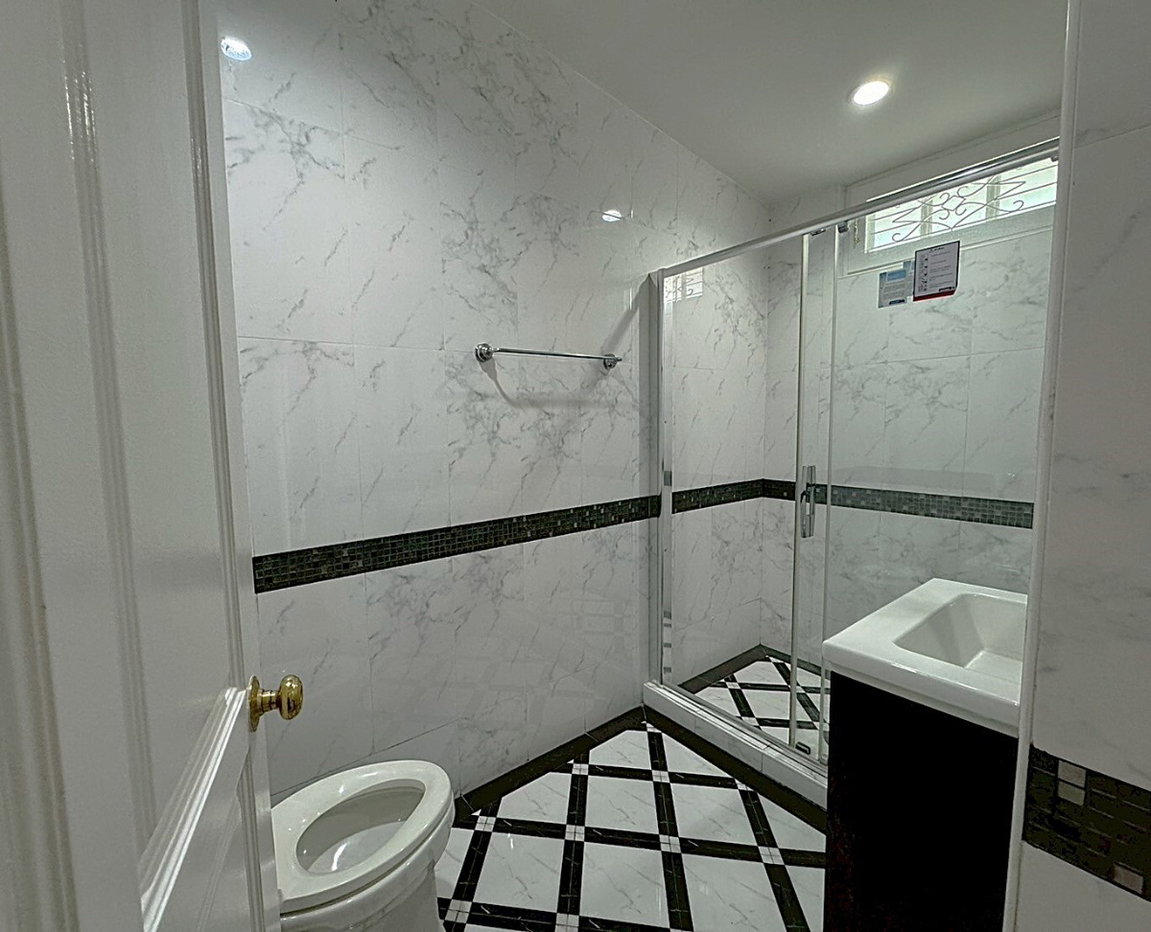 รูป บ้านเดี่ยวสไตล์โคโลเนียล พร้อมสวนขนาดใหญ่ใจกลางเมือง ให้เช่า ใกล้ BTS อนุสาวรีย์ ** NO CO-AGENT ** - รูปที่ 7/23