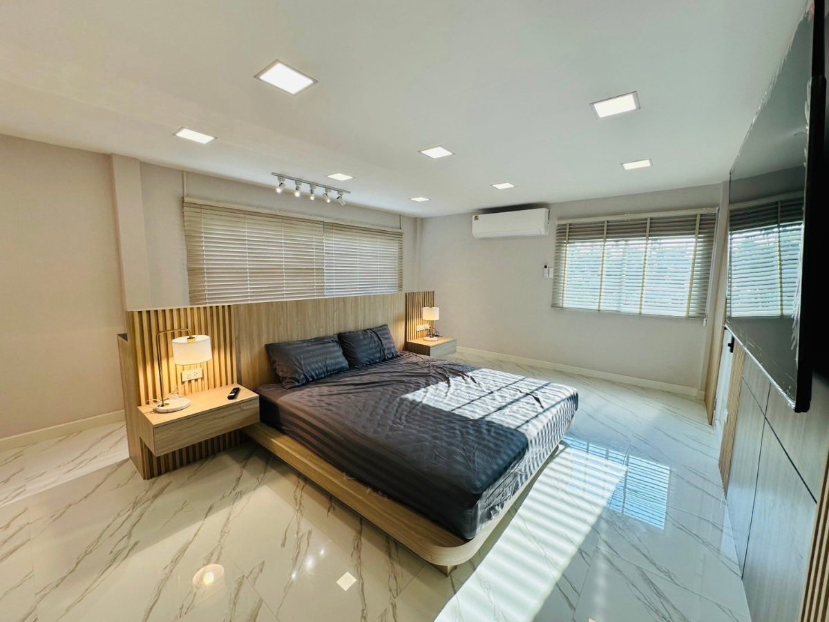 รูป 🌿 **VR0244 บ้านให้เช่าหรู รัชดา 18 ห้วยขวาง 🚇 **ใกล้ MRT สุทธิสาร หลังริม รีโนเวทใหม่** - รูปที่ 23/32