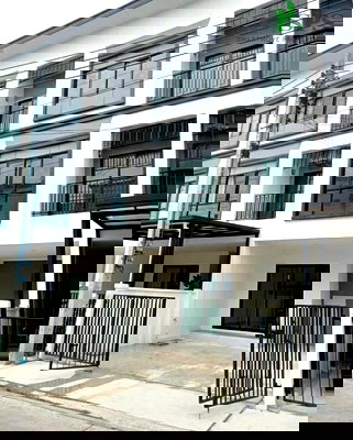 Townhouses for rent Bangna Commercial College : Townhome for Rent at Lumpini Townplace Sukhumvit–Srinakarin (SPSJP264)