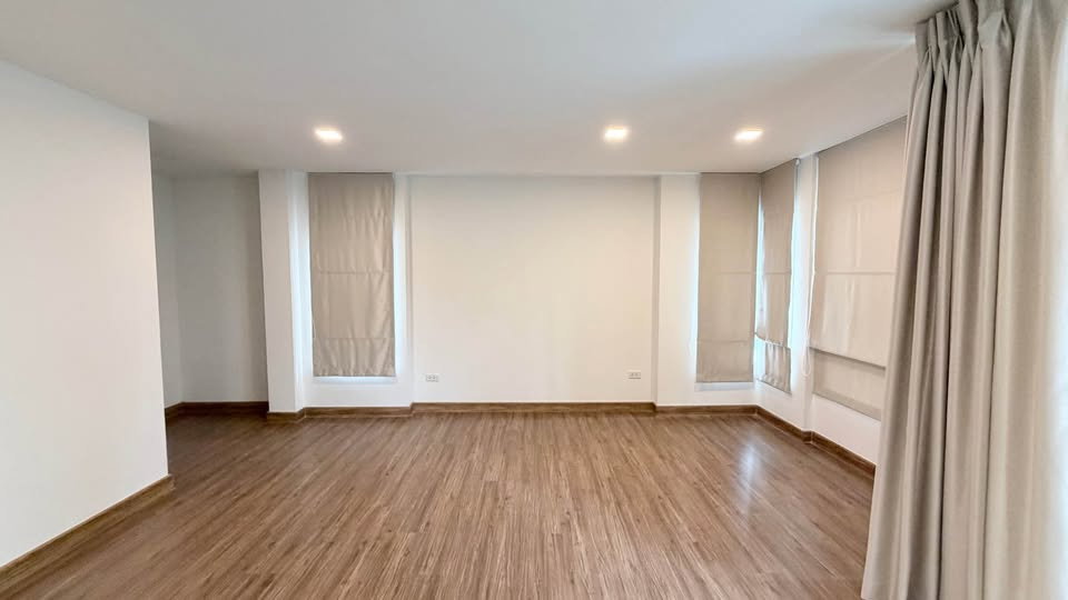 รูป บ้านแฝดให้เช่า : ทำเล อ่อนนุช - ศรีนครินทร์ (หลังมุม) หลังใหญ่ พื้นที่เยอะ พร้อมอยู่ | 4 ห้องนอน 5 ห้องน้ำ *ไม่รับจดทะเบียนบริษัท* - รูปที่ 11/16