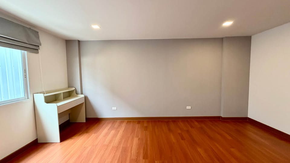 รูป ทาวน์โฮมให้เช่า : ทำเล อ่อนนุช - ศรีนครินทร์ เฟอร์ครบ พร้อมอยู่ | 3 ห้องนอน 4 ห้องน้ำ *มีห้องแม่บ้าน+ ห้องน้ำในตัว* - รูปที่ 8/12