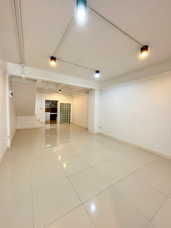 รูป #ให้เช่าทาวน์เฮ้าส์2ชั้น  ต่อเติมห้องนอนด้านหน้า 3ห้องนอน แอร์2 ตัว #หมู่บ้านเลิศอุบล5 ซ.สวนสยาม3 ราคา 10,000/เดือน ถ.รามอินทรา - รูปที่ 4/17