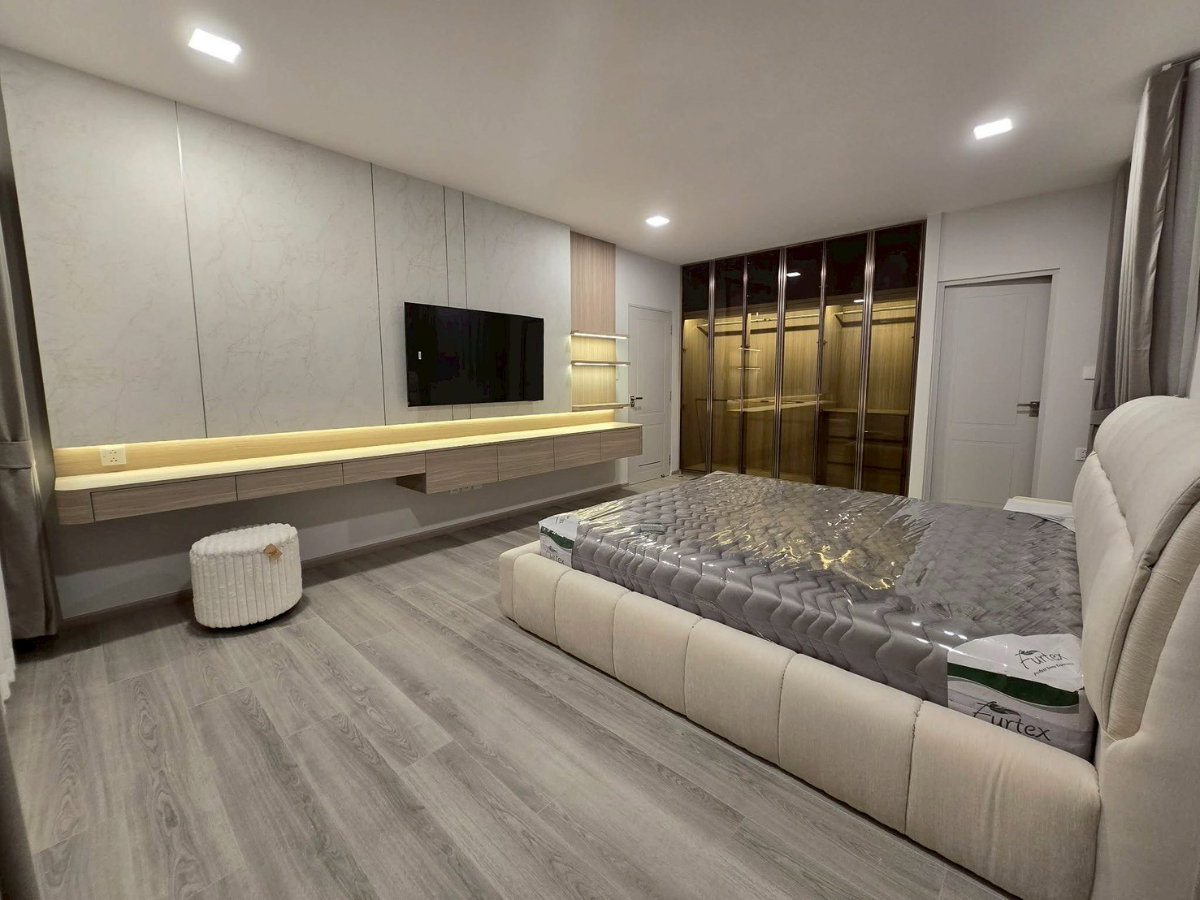 รูป 🏡 ให้เช่าบ้านเดี่ยว“มือ 1” CHAIYAPRUEK บางนา กม.15 by Land and Houses 3 ห้องนอน 4 ห้องน้ำ แต่งใหม่ทั้งหลัง พร้อมอยู่ ฟังก์ชันครบ สวนกว้าง บรรยากาศดี! - รูปที่ 5/9