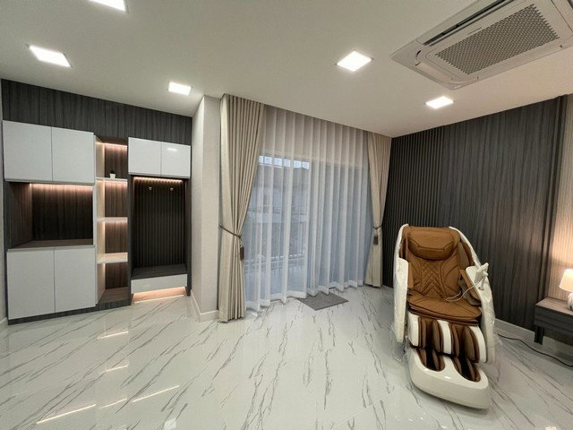 รูป HR3380ปล่อยเช่าบ้าน หลังมุม รีโนเวทใหม่ทั้งหลัง รัชดา 18 (ใกล้ MRT ห้วยขวาง) พื้นที่ใช้สอยสุดคุ้มกว่า 300 ตรม. แต่งครบพร้อมอยู่ - รูปที่ 10/43