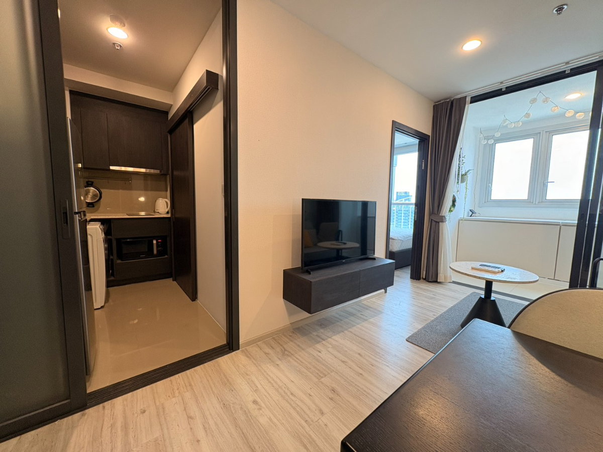 รูป ให้เช่า ✨XT HUAIKHWANG ✨1 ห้องนอน ขนาด 35 ตรม ห้องแต่ง เฟอร์ครบ พร้อมเข้าอยู่ ใกล้ MRT ห้วยขวาง ไม่ถึง 300 เมตร🚆 - รูปที่ 2/13