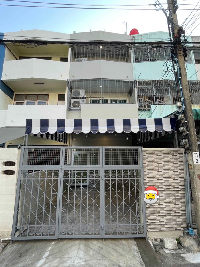 รูป 🏡✨ Rare Find! ทาวน์เฮาส์รีโนเวทใหม่ ใจกลางสุขุมวิท 93 2 ห้องนอนขนาดใหญ่ 2 ห้องน้ำในตัว ใกล้ BTS เพียง 150 เมตร ✨สามารถทำAirbnbได้!! - รูปที่ 1/16