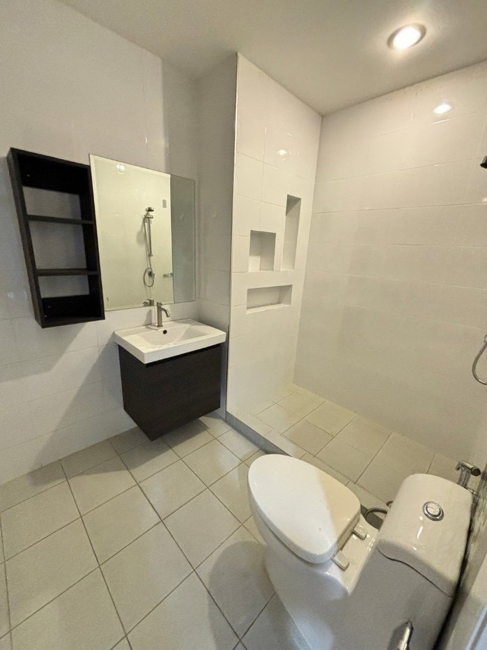 รูป ให้เช่าทาวน์โฮม3ชั้น ​กรีนิช รามอินทรา MODERN STYLE ติดถนนใหญ่ รามอินทรา กม.12 #ติดแม็คโครรามอินทรา  มี 4 ห้องนอน  3 ห้องน้ำ แอร์​3ตัว​  - รูปที่ 13/19