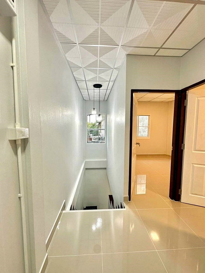 รูป บ้านสวย อยู่ถนนเมน ฟรี แอร์ 2 ตัว หมู่บ้านมนวดี พาร์ค ติดถนนวัดลาดปลาดุก บางบัวทอง - รูปที่ 11/16