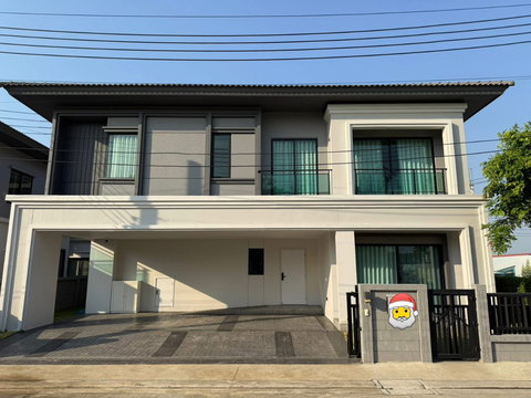  🏡 ให้เช่าบ้านเดี่ยวแปลงมุม Britania บางนา–ศรีวารี (ลาดกระบัง 54 / บางนา กม.18) 4 ห้องนอน 5 ห้องน้ำ ติดสวนส่วนกลาง หลังใหญ่สุดในโครงการ 