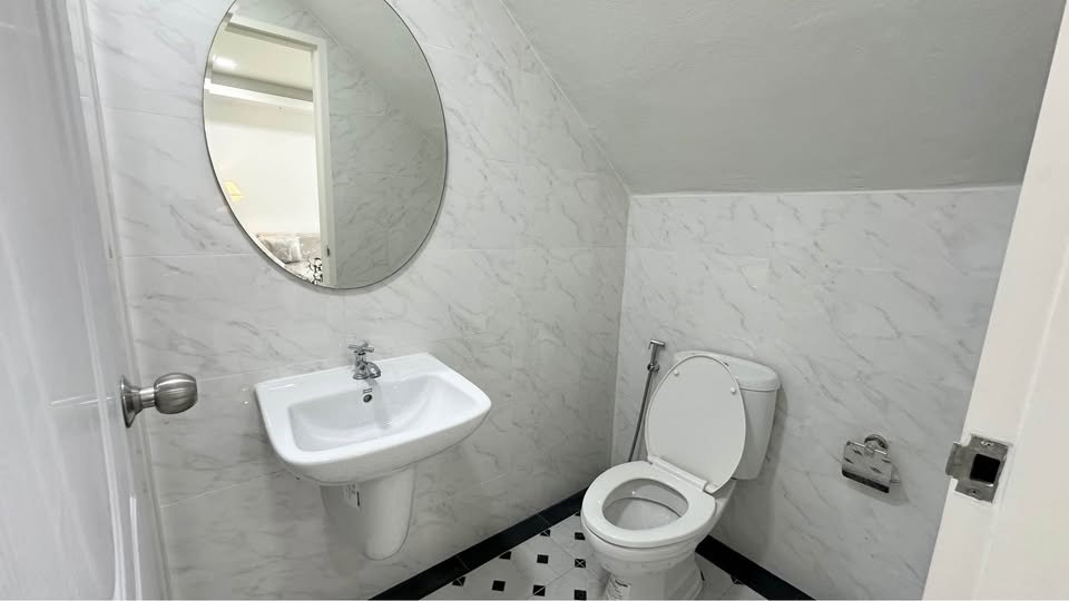 รูป ทาวน์โฮมให้เช่า : ทำเล อ่อนนุช - ศรีนครินทร์ เฟอร์ครบ พร้อมอยู่ | 3 ห้องนอน 4 ห้องน้ำ *มีห้องแม่บ้าน+ ห้องน้ำในตัว* - รูปที่ 7/17