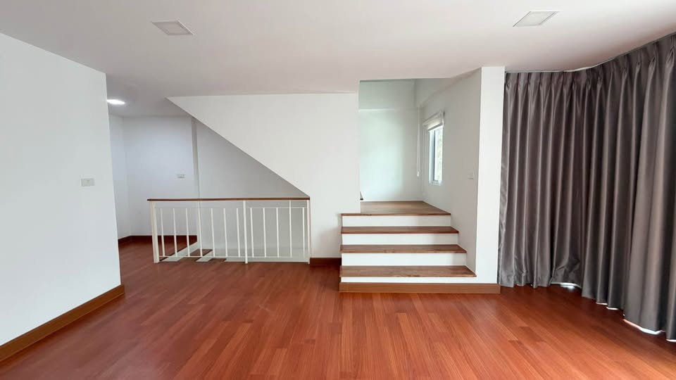 รูป ทาวน์โฮมให้เช่า : ทำเล อ่อนนุช - ศรีนครินทร์ เฟอร์ครบ พร้อมอยู่ | 3 ห้องนอน 4 ห้องน้ำ *มีห้องแม่บ้าน+ ห้องน้ำในตัว* - รูปที่ 9/17