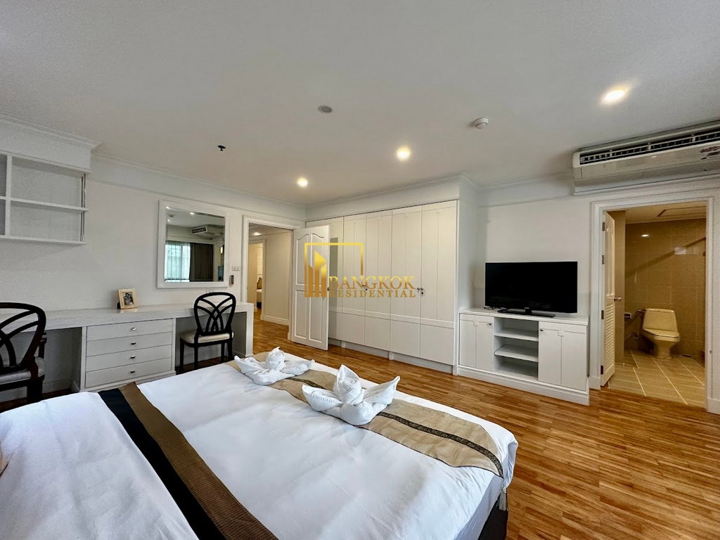 รูป Beautifully Renovated 4 Bedroom Apartment in Sukhumvit 20 - BR21151AP - รูปที่ 19/58