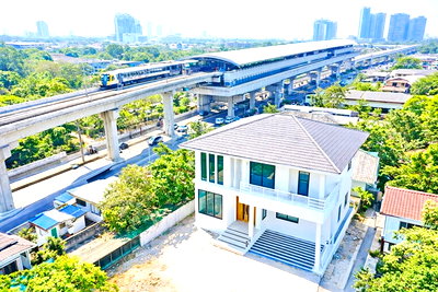 เช่าบ้านเดี่ยว กรุงเทพมหานคร : รัชดา34-38 เซ็นทรัล ลาดพร้าว 2.5 กม. คฤหาสน์ 2 ชั้น 5นอน MRTลาดพร้าว 1.5กม. 100 ตร.ว. 300 ตร.ม. Double Volume ม.ราชภัฏจันทรเกษม 1.3 กม.