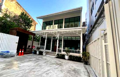 เช่าบ้านเดี่ยว ซอยเอกมัย (สุขุมวิท 63) : ให้ เช่าอาคาร-บ้านเดี่ยว 2 ชั้น ทำเลทองย่านเอกมัย (Ekkamai) เหมาะสำหรับ Commercial Shop, คลินิก, สปา, คาเฟ่ หรือออฟฟิศ พร้อมที่จอดรถ