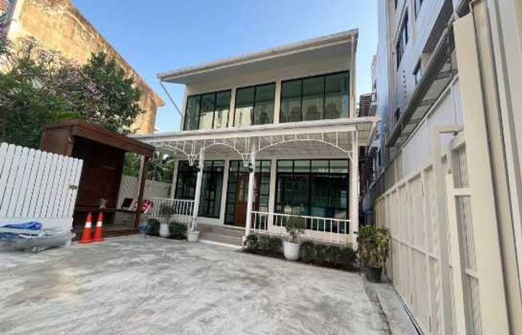ให้ เช่าอาคาร-บ้านเดี่ยว 2 ชั้น ทำเลทองย่านเอกมัย (Ekkamai) เหมาะสำหรับ Commercial Shop, คลินิก, สปา, คาเฟ่ หรือออฟฟิศ พร้อมที่จอดรถ