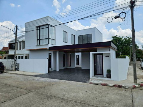  ขายบ้านพูลวิลล่า หมู่บ้านเวิลด์คลับแลนด์  พื้นที่  292 ตร.ม.  3 ห้องนอน |  4 ห้องน้ำ