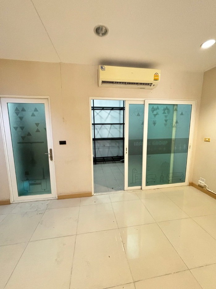 รูป ให้เช่าทาวน์โฮม3ชั้น ​กรีนิช รามอินทรา MODERN STYLE ติดถนนใหญ่ รามอินทรา กม.12 #ติดแม็คโครรามอินทรา  มี 4 ห้องนอน  3 ห้องน้ำ แอร์​3ตัว​  - รูปที่ 10/19