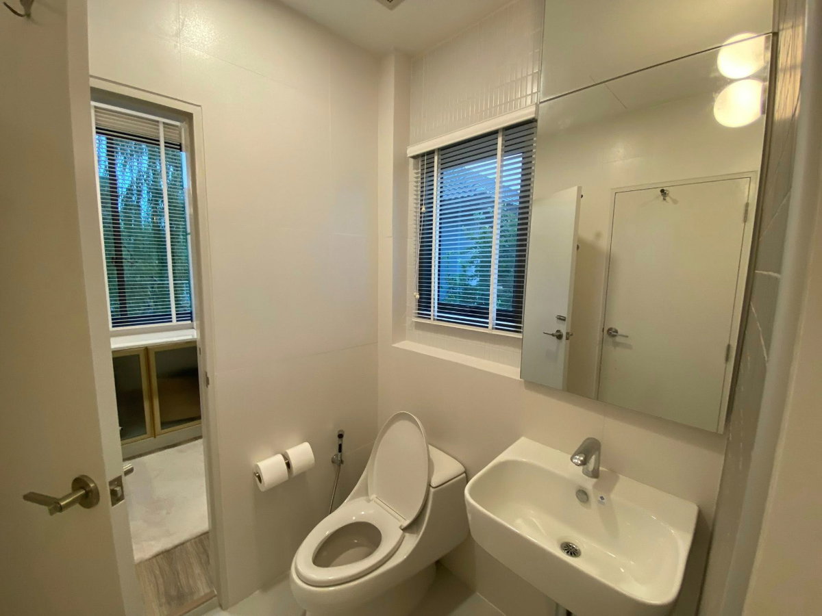 รูป ทาวน์โฮมให้เช่า : เวิร์ฟ พระราม 9 หลังมุม เฟอร์นิเจอร์และเครื่องใช้ไฟฟ้าครบ | 2 ห้องนอน 2 ห้องน้ำ  - รูปที่ 10/15