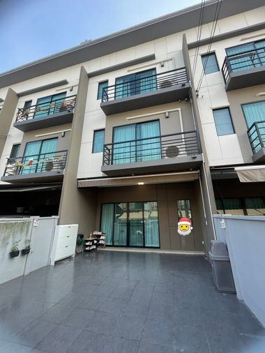 🏠✨ ปล่อยเช่าทาวน์โฮม 3 ชั้น บ้านกลางเมือง รามอินทรา 3 ห้องนอน 3 ห้องน้ำ ทำเลดี ใกล้ทางด่วน + รถไฟฟ้า พร้อมอยู่! 🐱