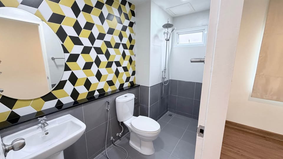 รูป บ้านแฝดให้เช่า : ทำเล อ่อนนุช - ศรีนครินทร์ (หลังมุม) หลังใหญ่ พื้นที่เยอะ พร้อมอยู่ | 4 ห้องนอน 5 ห้องน้ำ *ไม่รับจดทะเบียนบริษัท* - รูปที่ 8/16