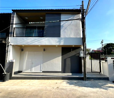 เช่าทาวน์โฮม MRT ห้วยขวาง : HR3380ปล่อยเช่าบ้าน หลังมุม รีโนเวทใหม่ทั้งหลัง รัชดา 18 (ใกล้ MRT ห้วยขวาง) พื้นที่ใช้สอยสุดคุ้มกว่า 300 ตรม. แต่งครบพร้อมอยู่