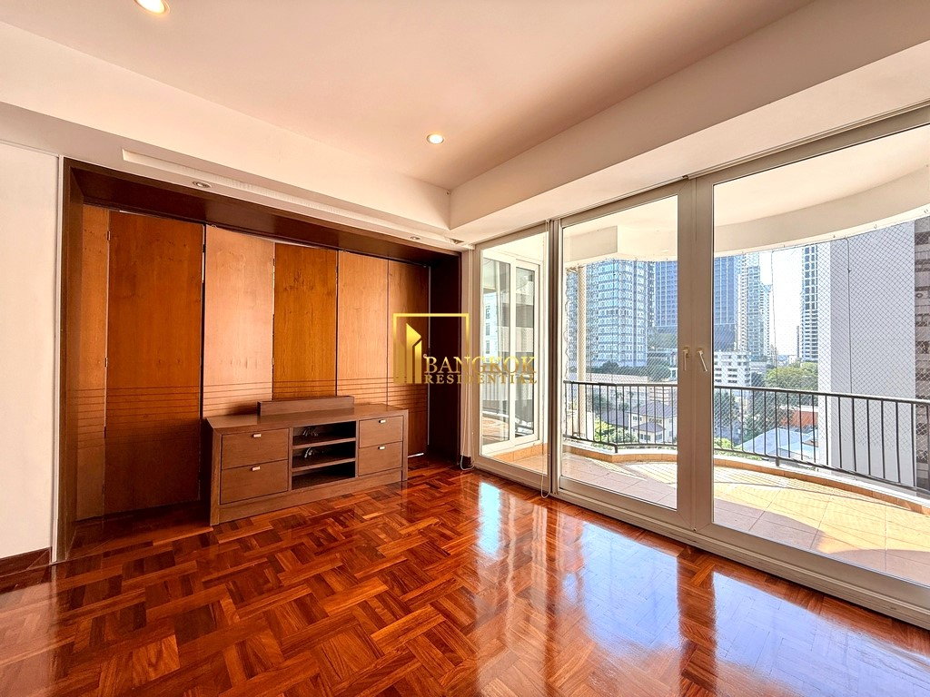 picture Grand Ville House 1 | Spacious 3 Bed Condo in Phrom Phong - BR60907CD - 4/34