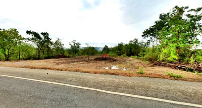 ที่ดิน ม.ราชภัฏจันทรเกษม : ขายที่ดิน ลำปาง อำเภอแม่พริก ติดถนนพหลโยธิน ขายถูกมากๆ เหมาะซื้อเก็บ เก็งกำไร ทำปั้มน้ำมัน ทำร้านขายวัสดุก่อสร้าง หรือทำสวนเกษตร ทำเลดี ติดถนนใหญ่ 