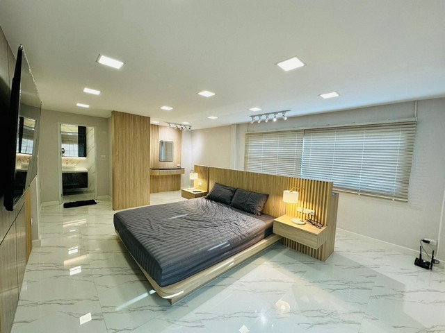 รูป HR3380ปล่อยเช่าบ้าน หลังมุม รีโนเวทใหม่ทั้งหลัง รัชดา 18 (ใกล้ MRT ห้วยขวาง) พื้นที่ใช้สอยสุดคุ้มกว่า 300 ตรม. แต่งครบพร้อมอยู่ - รูปที่ 17/43