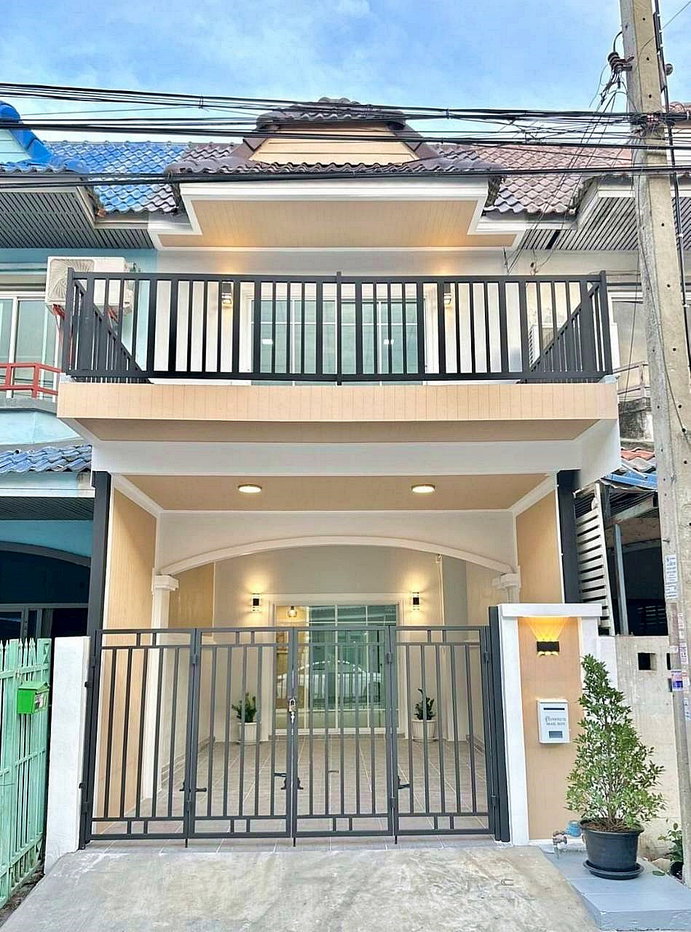 รูป บ้านสวย อยู่ถนนเมน ฟรี แอร์ 2 ตัว หมู่บ้านมนวดี พาร์ค ติดถนนวัดลาดปลาดุก บางบัวทอง - รูปที่ 1/16