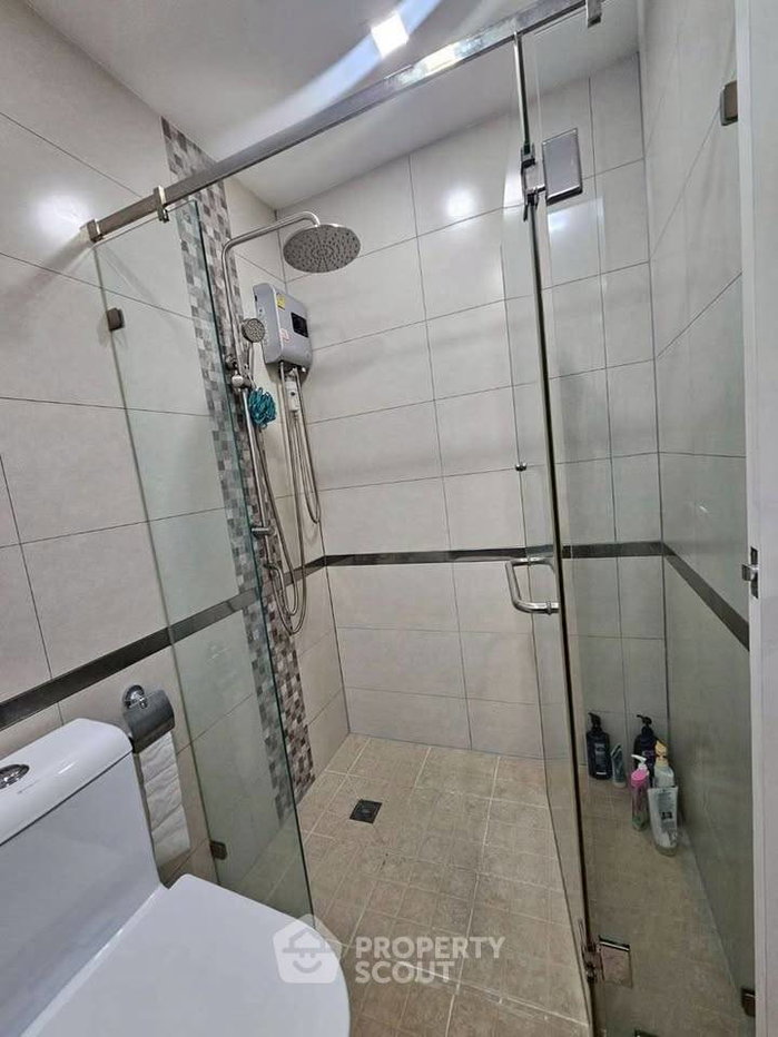 picture Studio Condo at Siam Oriental Plaza close to Phratamnak (ID 2796434) - 8/17