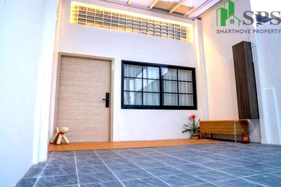 เช่าทาวน์โฮม เขตวัฒนา : ให้เช่า ทาวน์โฮมรีโนเวทใหม่ เลี้ยงสัตว์ได้ ใกล้ BTS สถานีพระโขนง (SPSSR164)