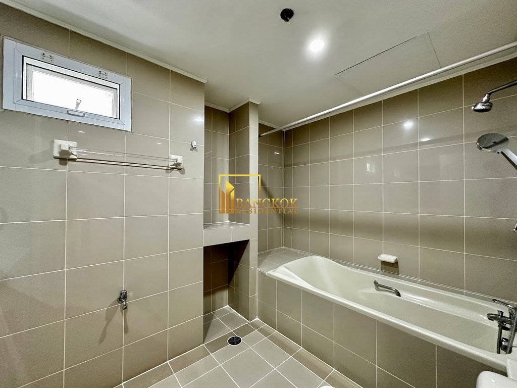 รูป Beautifully Renovated 4 Bedroom Apartment in Sukhumvit 20 - BR21151AP - รูปที่ 36/58