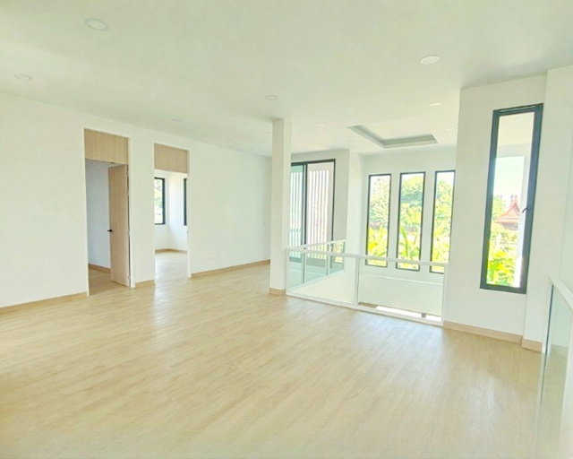 รูป คฤหาสน์ 2 ชั้น 5นอน MRTลาดพร้าว 1.5กม. 100 ตร.ว. 300 ตร.ม. รัชดา34-38 เซ็นทรัล ลาดพร้าว 2.5 กม. Double Volume ม.ราชภัฏจันทรเกษม 1.3 กม. - รูปที่ 2/8