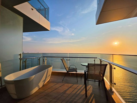 For Rent: Arom Wongamat, 1 Bed 1 Bath with bathtub on balcony, 44th floor, sea view, fully furnished.