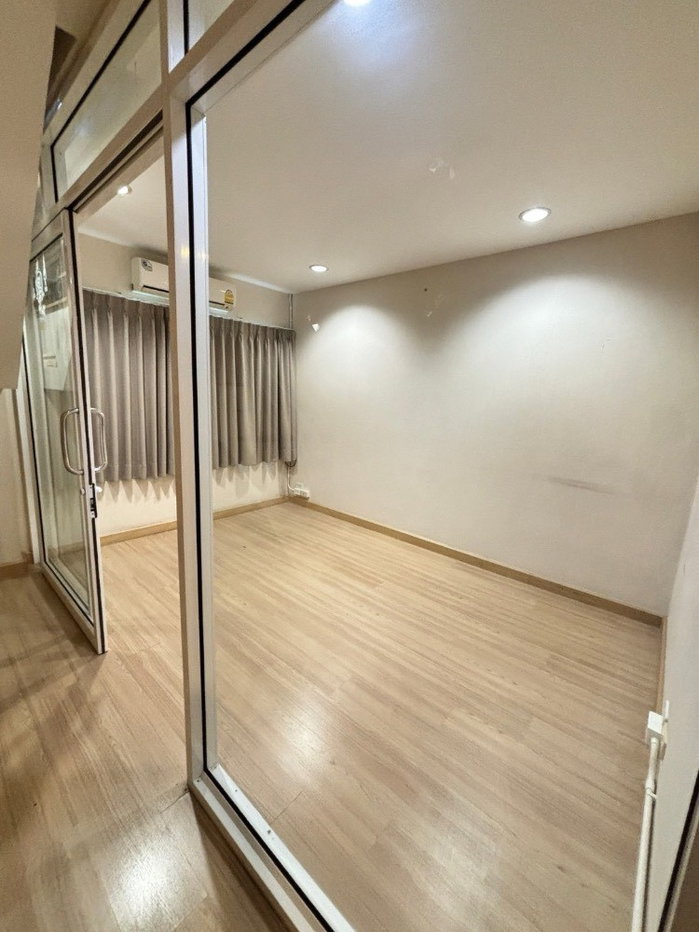 รูป ให้เช่าทาวน์โฮม3ชั้น ​กรีนิช รามอินทรา MODERN STYLE ติดถนนใหญ่ รามอินทรา กม.12 #ติดแม็คโครรามอินทรา  มี 4 ห้องนอน  3 ห้องน้ำ แอร์​3ตัว​  - รูปที่ 6/19