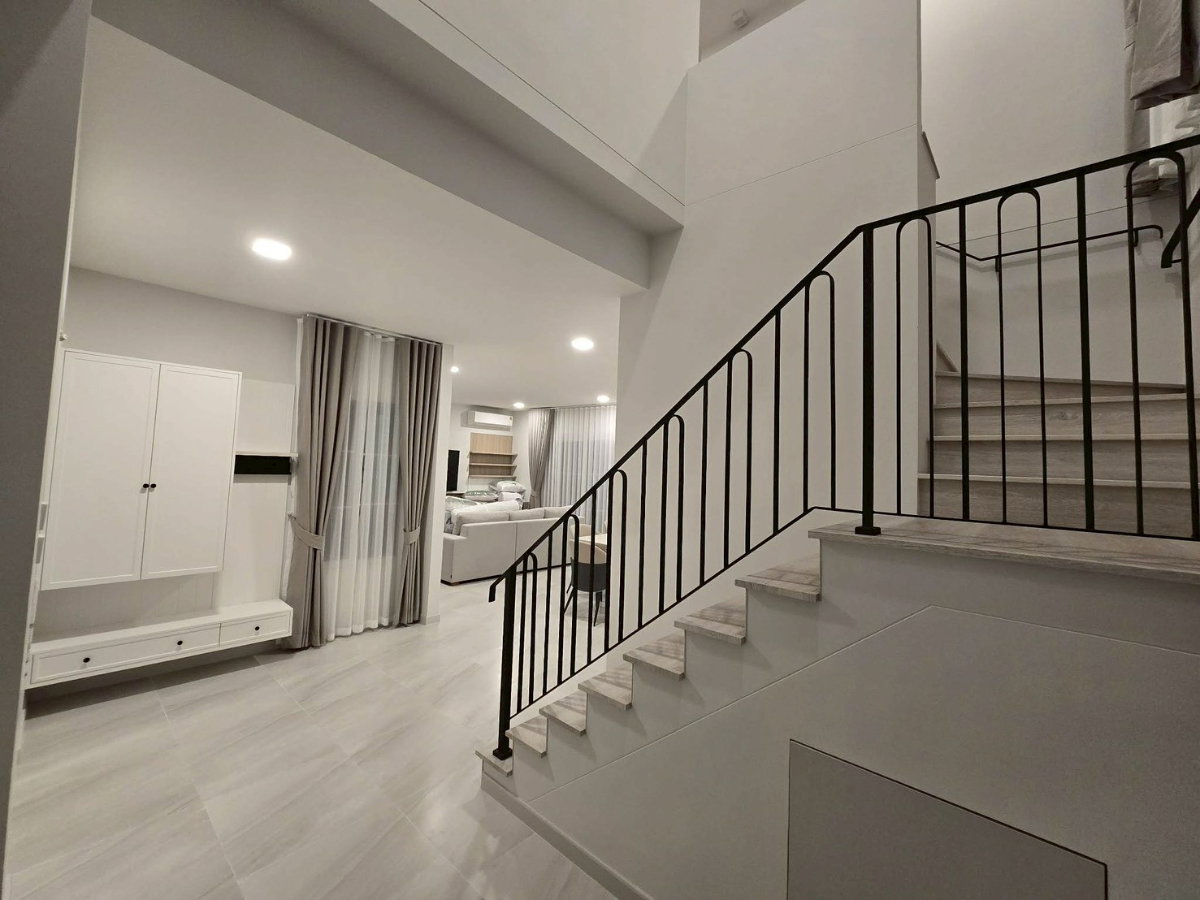 รูป 🏡 ให้เช่าบ้านเดี่ยว“มือ 1” CHAIYAPRUEK บางนา กม.15 by Land and Houses 3 ห้องนอน 4 ห้องน้ำ แต่งใหม่ทั้งหลัง พร้อมอยู่ ฟังก์ชันครบ สวนกว้าง บรรยากาศดี! - รูปที่ 8/9
