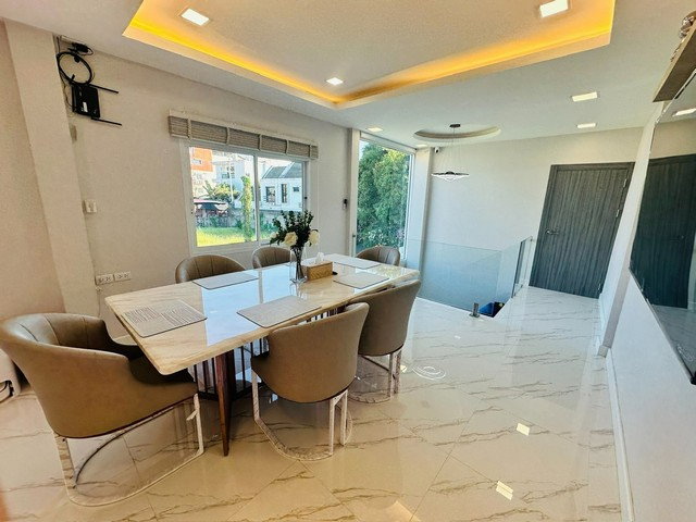 รูป HR3380ปล่อยเช่าบ้าน หลังมุม รีโนเวทใหม่ทั้งหลัง รัชดา 18 (ใกล้ MRT ห้วยขวาง) พื้นที่ใช้สอยสุดคุ้มกว่า 300 ตรม. แต่งครบพร้อมอยู่ - รูปที่ 9/43