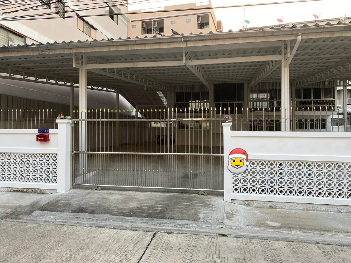 รูป 🏡✨ บ้านไม้ 2 ชั้น รีโนเวทใหม่ ทำเลลาดพร้าว 29 2 ห้องนอน 3 ห้องน้ำเฟอร์นิเจอร์ครบ ใกล้ MRT เพียง 200 เมตร! ✨ - รูปที่ 1/11