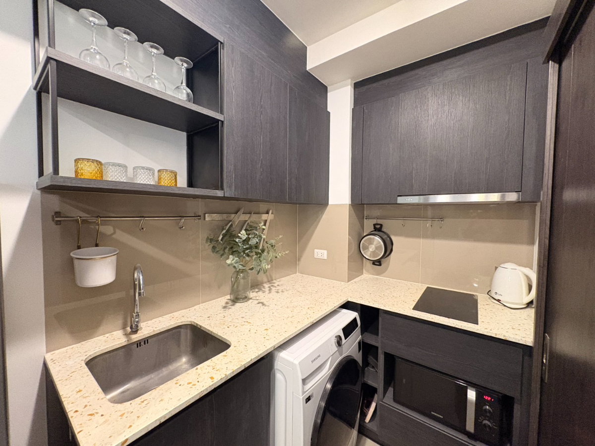 รูป ให้เช่า ✨XT HUAIKHWANG ✨1 ห้องนอน ขนาด 35 ตรม ห้องแต่ง เฟอร์ครบ พร้อมเข้าอยู่ ใกล้ MRT ห้วยขวาง ไม่ถึง 300 เมตร🚆 - รูปที่ 7/13