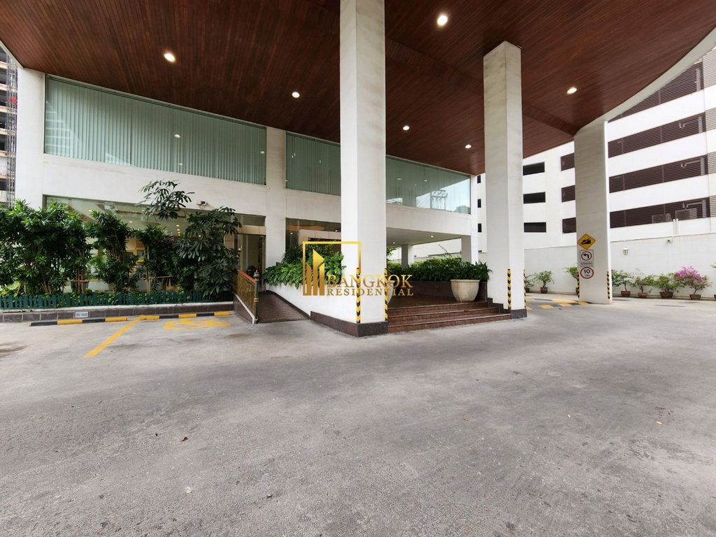 รูป Beautifully Renovated 4 Bedroom Apartment in Sukhumvit 20 - BR21151AP - รูปที่ 57/58