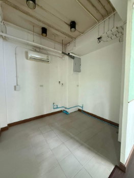รูป ให้ เช่าอาคาร-บ้านเดี่ยว 2 ชั้น ทำเลทองย่านเอกมัย (Ekkamai) เหมาะสำหรับ Commercial Shop, คลินิก, สปา, คาเฟ่ หรือออฟฟิศ พร้อมที่จอดรถ - รูปที่ 11/12