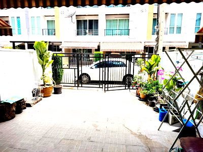 Townhouses for rent Provincial Electricity Authority (Pea) : 💥CP-10595💥 Available for rent: 3-story townhouse in Baan Klang Muang Ratchada 36 project. 👉Add Line @rentbkk