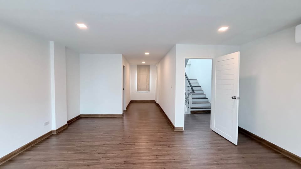 รูป บ้านแฝดให้เช่า : ทำเล อ่อนนุช - ศรีนครินทร์ (หลังมุม) หลังใหญ่ พื้นที่เยอะ พร้อมอยู่ | 4 ห้องนอน 5 ห้องน้ำ *ไม่รับจดทะเบียนบริษัท* - รูปที่ 7/16