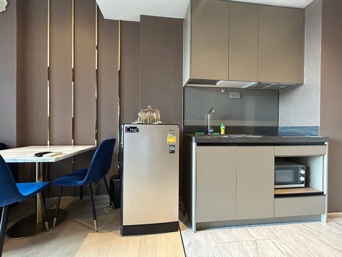 รูป ปล่อยเช่าคอนโด Ashton Asoke – Rama 9 🌿 วิวสวน เงียบ เป็นส่วนตัว 🍃 ใกล้ MRT พระราม 9 🚆 เฟอร์นิเจอร์ครบ พร้อมเข้าอยู่ทันที 🔑✨ - รูปที่ 5/7